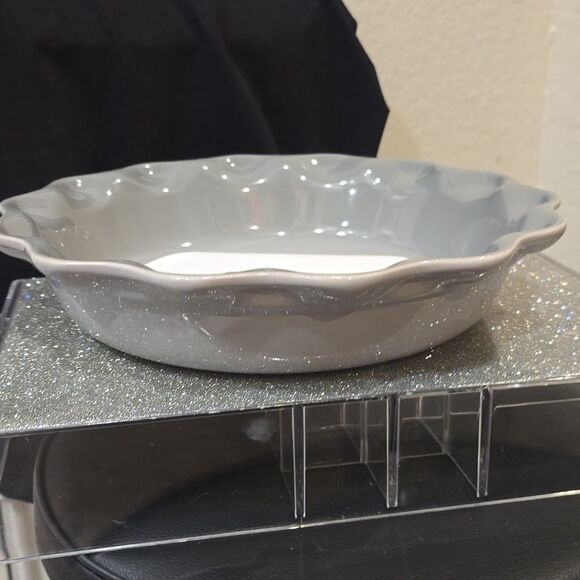 Le Creuset 23cm Round Pie Dish- Mist Grey - Picture 6 of 7